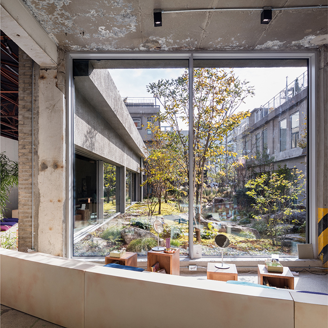 회색빛 콘크리트 건물 사이에 피어난 초록빛 정원 | 