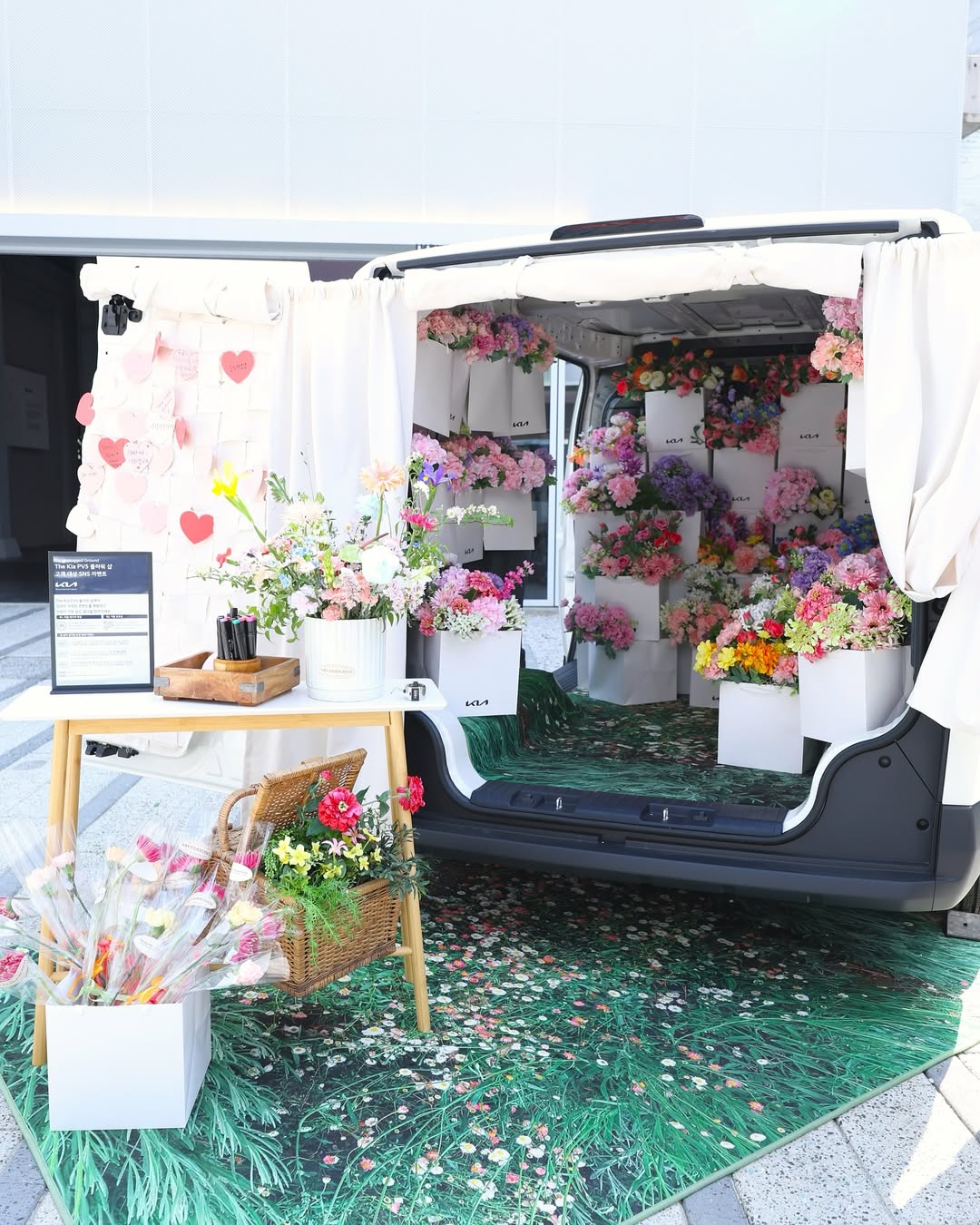 바퀴 달린 꽃집이 있다면 이런 모습일까? | 