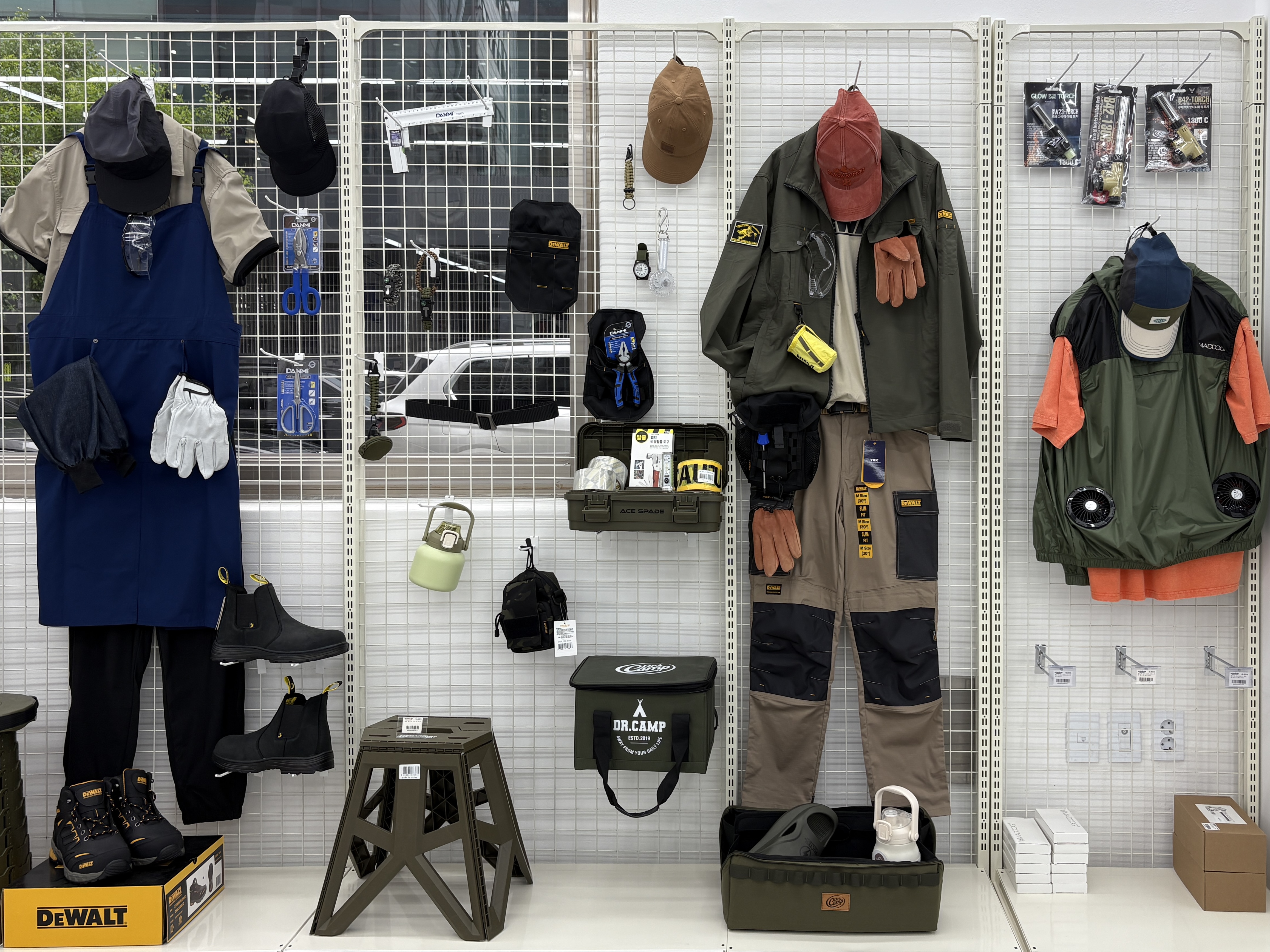 어떻게 작업복까지 힙하겠어, 워크업이 힙한 거지 | 