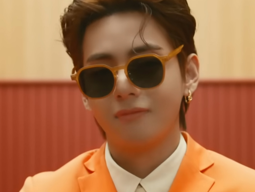 뷔가 택한 뷔주얼 치트키, 올여름 선글라스 맛집은 여기! |