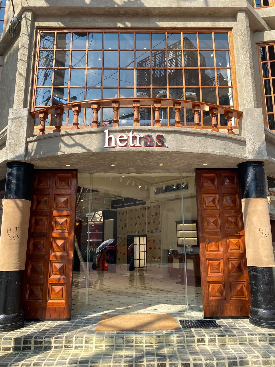 꽃무늬 옷을 입고 가면 선물을 주는 이곳? |