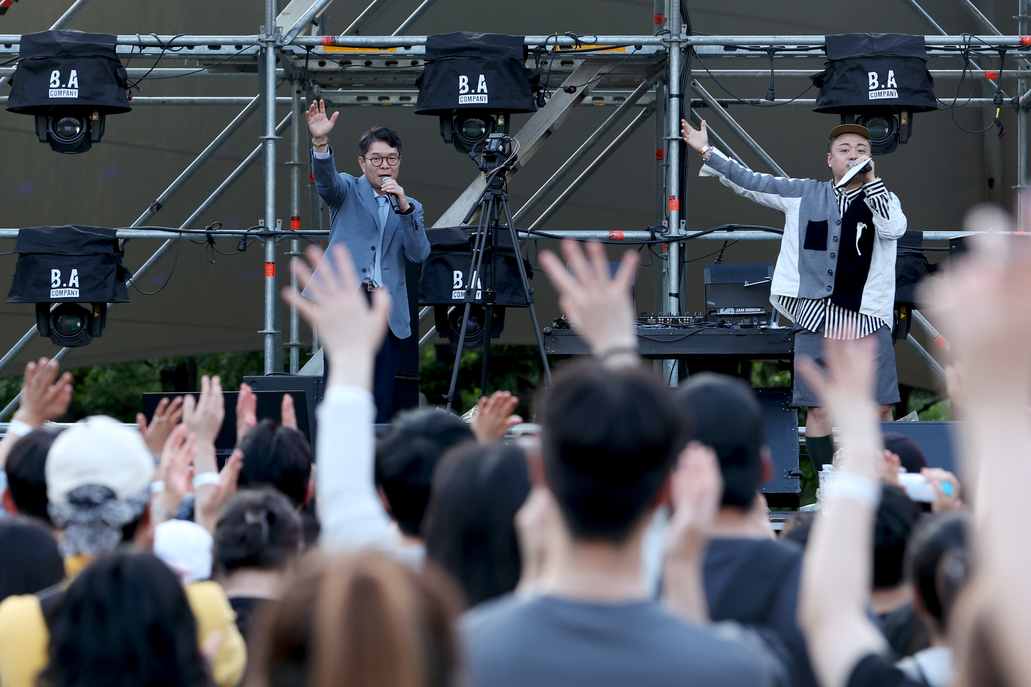 서울숲 잔디 위에서 비트 탈 준비됐어? |