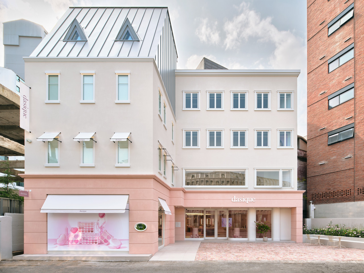 연무장길에 데이지크 꽃이 피었습니다 | 