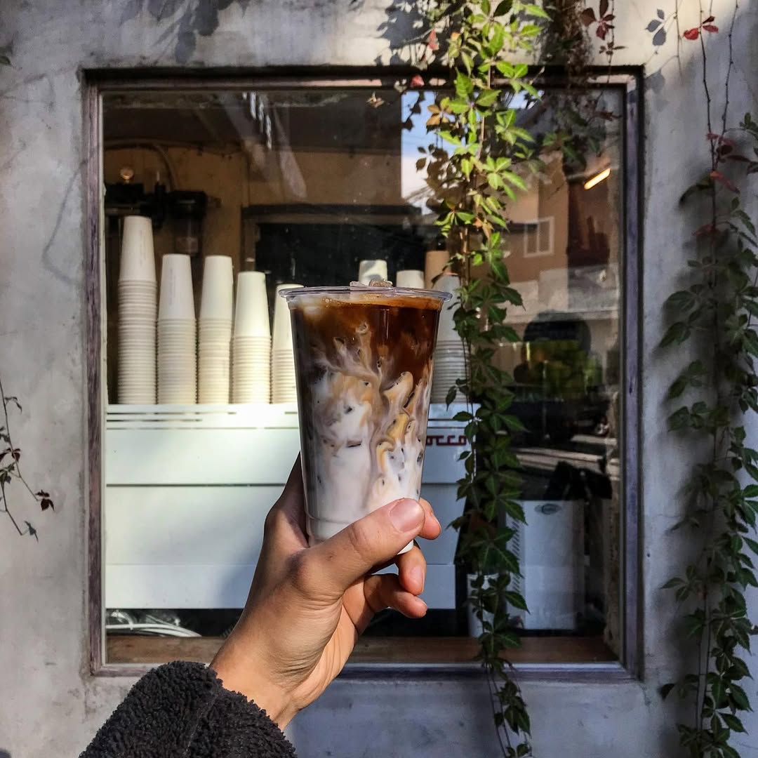 누군가 출근길의 커피를 찾거든 고개를 들어 뚝섬역을 보게 하라 | 